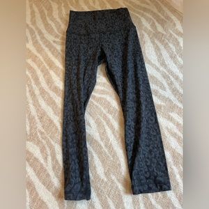 Lululemon patterned crop leggings size 4